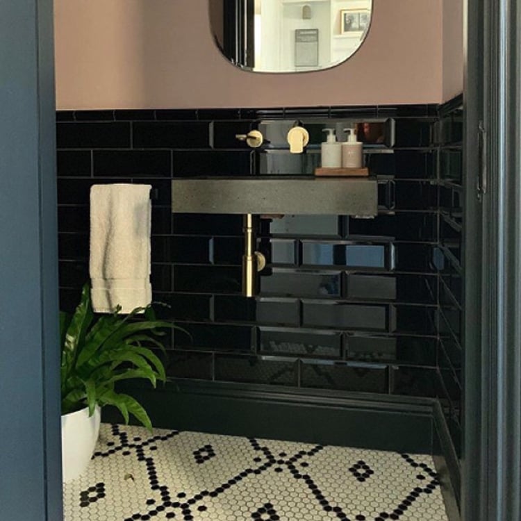 Glossy black bathroom tile combined with a luxurious round bathroom mosaics tile floor